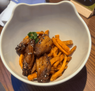 以其奇特的和立异的菜品吸引了大量消费者